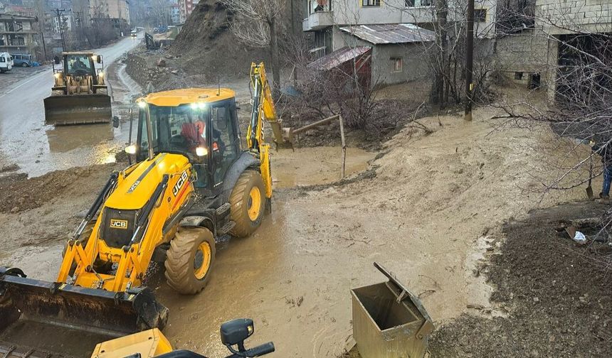Şemdinli’de Heyelan Paniği: Vatandaşlar Evlerinden Dışarı Çıktı