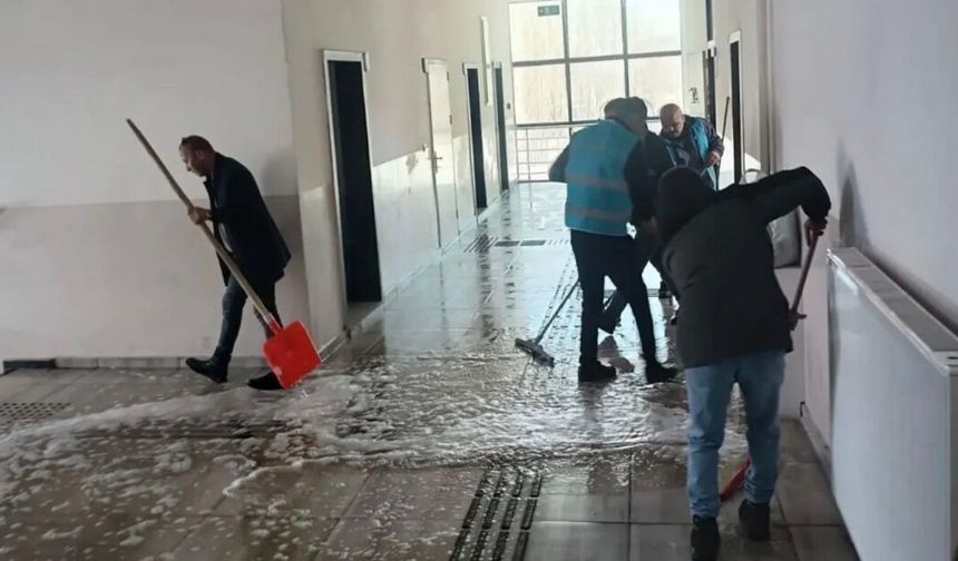 Yüksekova’da yükümlüler köy okulunu yeniledi