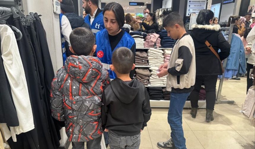 Yüksekova’da Çocuklara Bayram Desteği