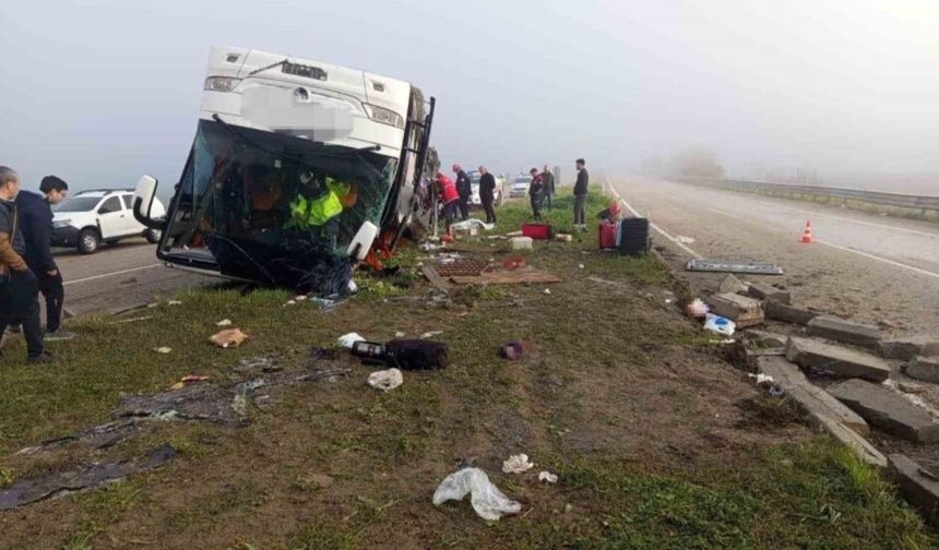 Yolcu otobüsü devrildi: 2 ölü, 17 yaralı