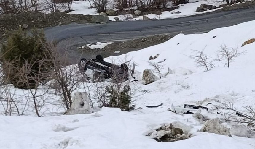 Yüksekova’da Dağdan Düşen Taş Aracı Şarampole Uçurdu