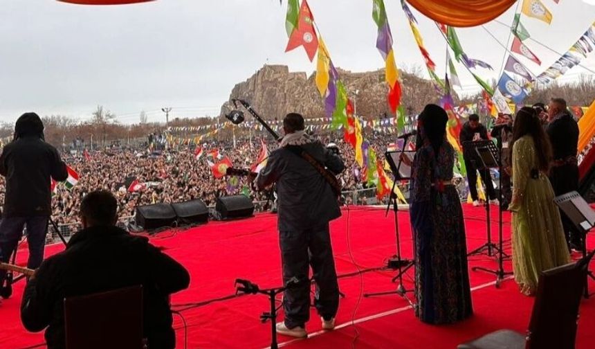 Van'da Newroz: Agirê Jiyan 24 yıldan sonra sahne aldı