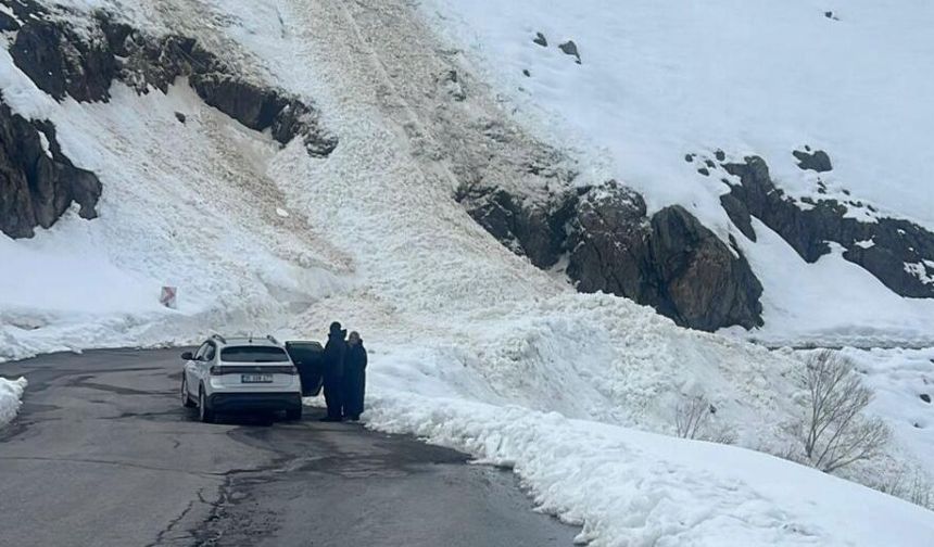 Hakkari Merga Bütan Kayak Merkezi’nde  Araçlar Mahsur Kaldı