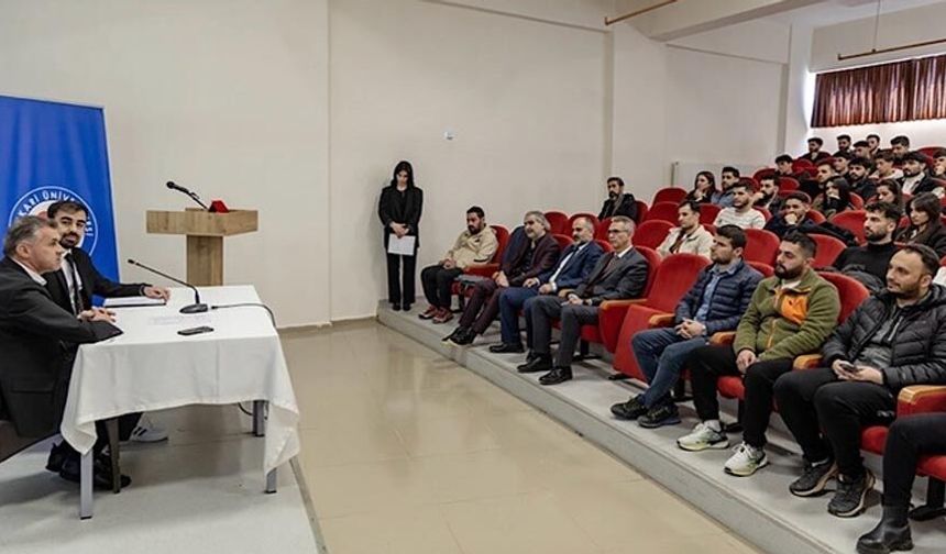 Hakkari’de “Hayaller Tecrübe ile Buluşuyor” Söyleşisi Düzenlendi