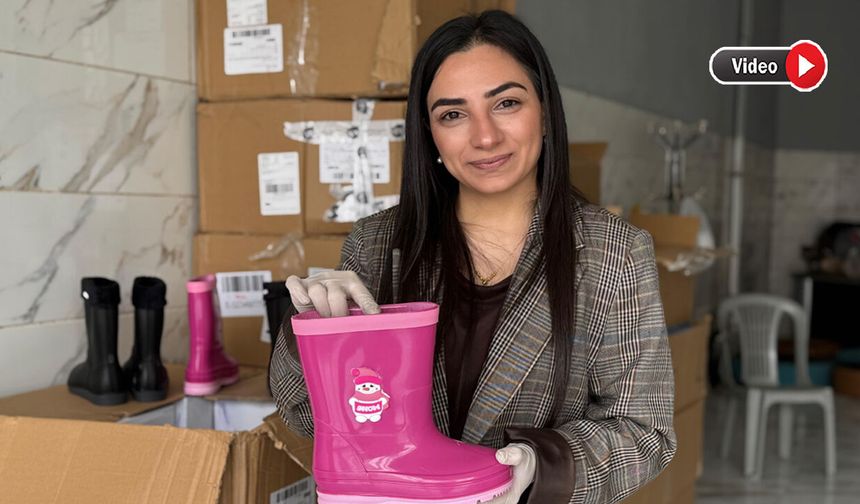 Yüksekova’da Örnek Davranış: Ürettikleri Ayakkabıları Öğrencilere Hediye Ettiler
