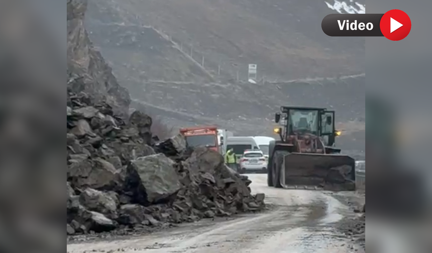 Yüksekova Karayolunda Faciadan Dönüldü: Heyelanda Dev Kayalar Yola İndi