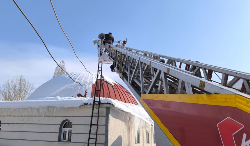 Yüksekova Belediyesi’nden VEDAŞ Ekiplerine Buzlanma Desteği
