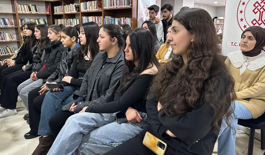 Yüksekova’da Sınava Hazırlanan Öğrencilere Teknoloji Bağımlılığı Eğitimi