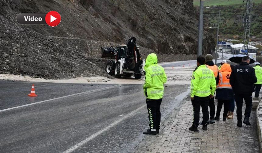 Hakkari Depin yoluna heyelan!