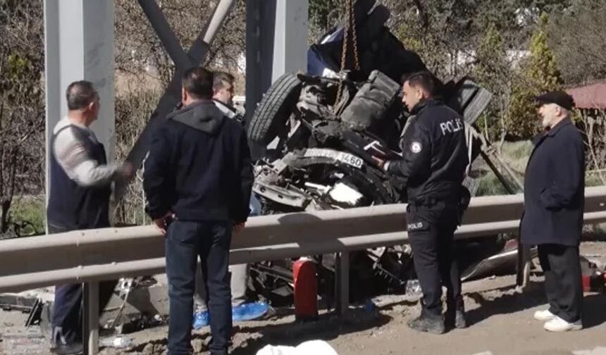 Halk otobüsü üst geçide çarptı: 4 can kaybı, 13 yaralı