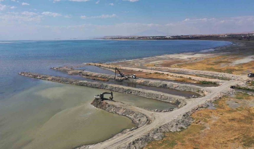 Van Gölü’nde 2 milyon 86 bin metreküp dip çamuru temizlendi