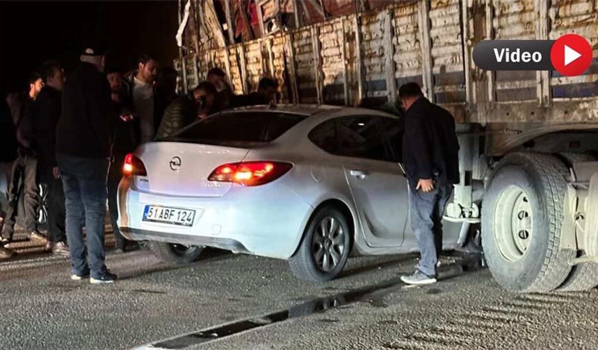 Yüksekova’da otomobil tırın altına girdi: 2 yaralı