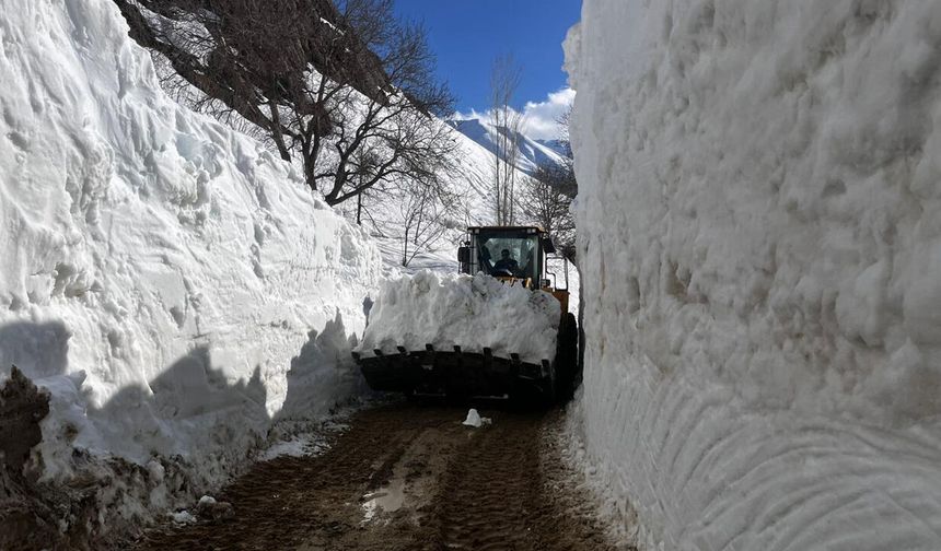 Yüksekova’da karla mücadele bahar ayında da sürüyor