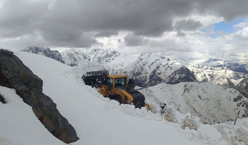 Yüksekova’da karla mücadele Nisan ayında da sürüyor