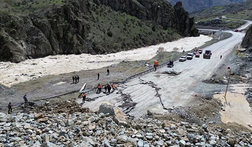 Hakkari–Van Karayolu Heyelan Nedeniyle Ulaşıma  Geçici Olarak Kapatıldı