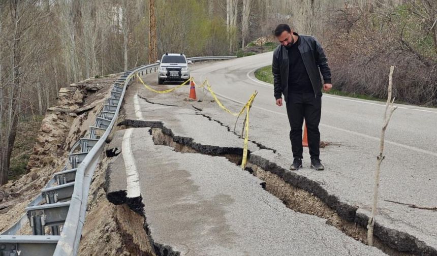 Hakkari-Yüksekova kara yolunda çökme meydana geldi