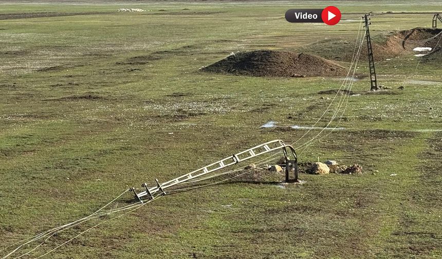 Yüksekova’da yere düşen elektrik telleri tehlike oluşturuyor