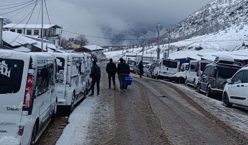 Irak sınırında ’sistem’ çilesi: Vatandaşlar kar altında sabahlıyor