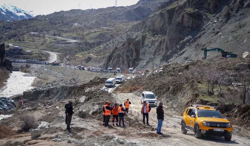 Hakkâri-Van Karayolu ulaşıma kontrollü olarak açıldı