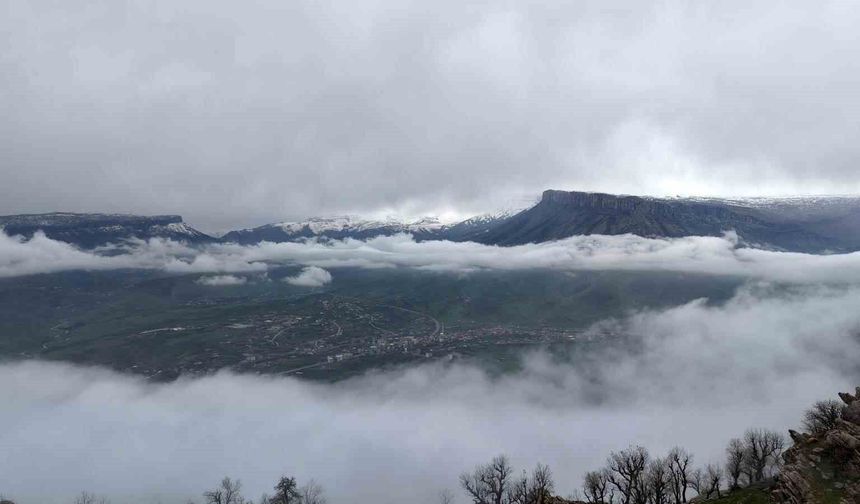 Derecik’te sisli manzara mest etti