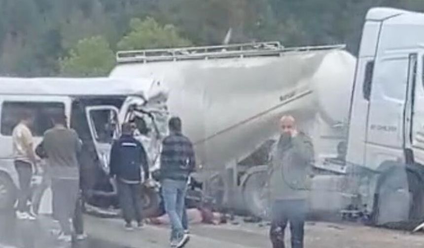 Tır ile minibüs çarpıştı: 7 can kaybı, 7 yaralı