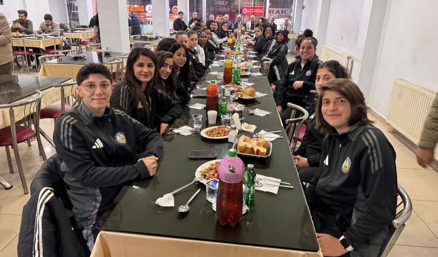 Fenerbahçe maçı öncesi futbolcular moral yemeğinde buluştu