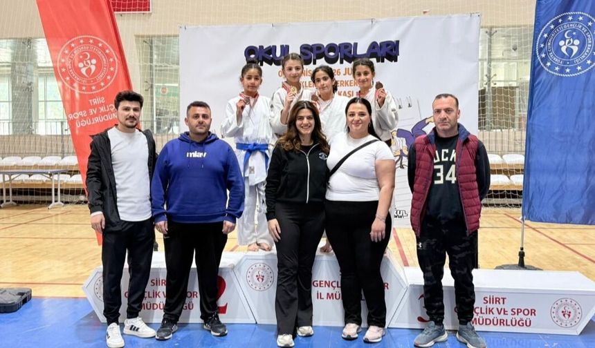 Hakkârili Sporculara Siirt’te Madalya  Verildi