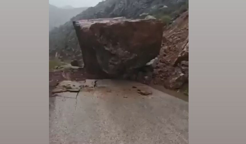 Şemdinli Boğazköy Yoluna Kaya Düştü: Ulaşım Durdu