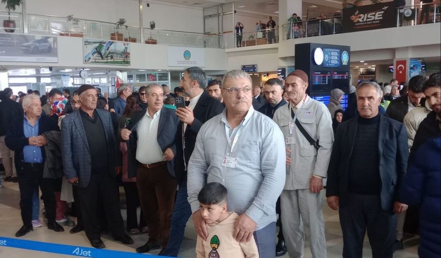 Hakkari ve ilçelerinden hacı adayları dualarla uğurlandı