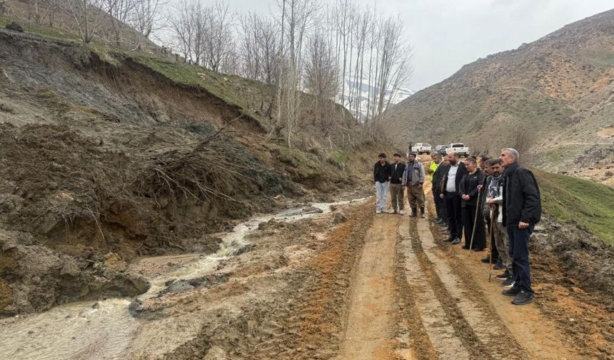 Şemdinli’de heyelan sonrası kapanan yol çalışmalarla yeniden açıldı