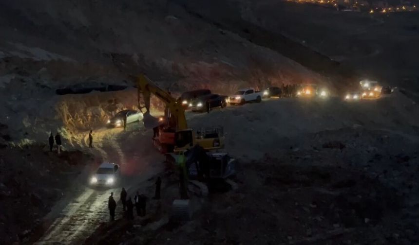 Hakkari Valiliği’nden Yol Açıklaması: Alternatif Yol Ulaşıma Açıldı