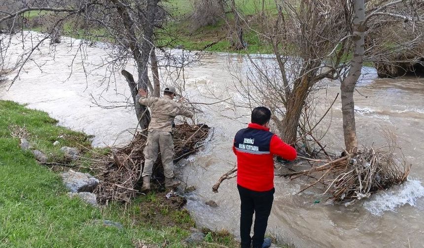 Şemdinli’de dereye düşen çocuk kayboldu, arama çalışması başlatıldı