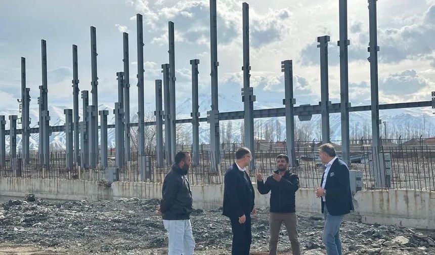 Yüksekova’da 3 Bin Kişilik Futbol Sahası Projesi Yerinde İncelendi