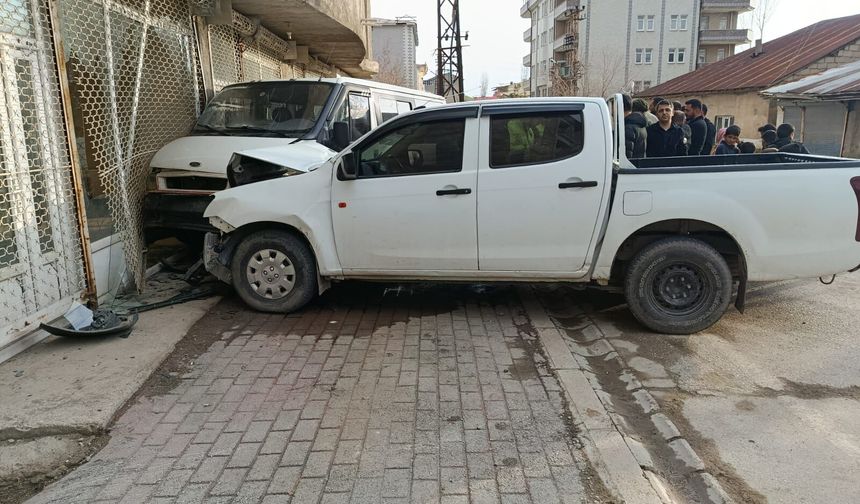 Yüksekova’da kamyonet park halindeki minibüse çarptı: 2 yaralı