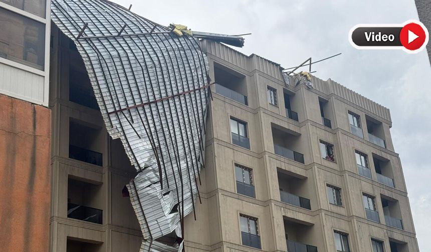 Şemdinli’de Fırtına Çatı Uçurdu: Ev Hasar Gördü, Cadde Trafiğe Kapatıldı