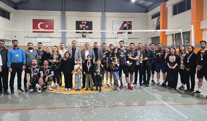 Öğretmenler arası voleybol turnuvasının kazananı belli oldu
