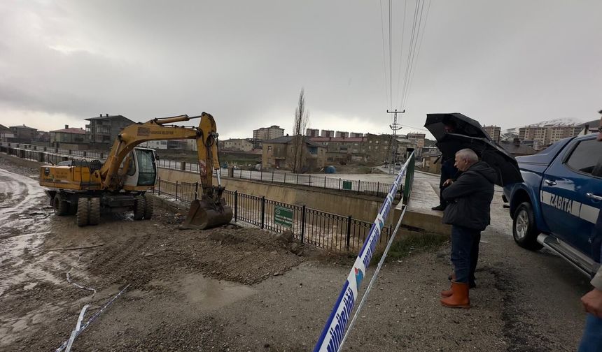 Yüksekova Belediyesi İlçedeki Dereler İçin Uyardı