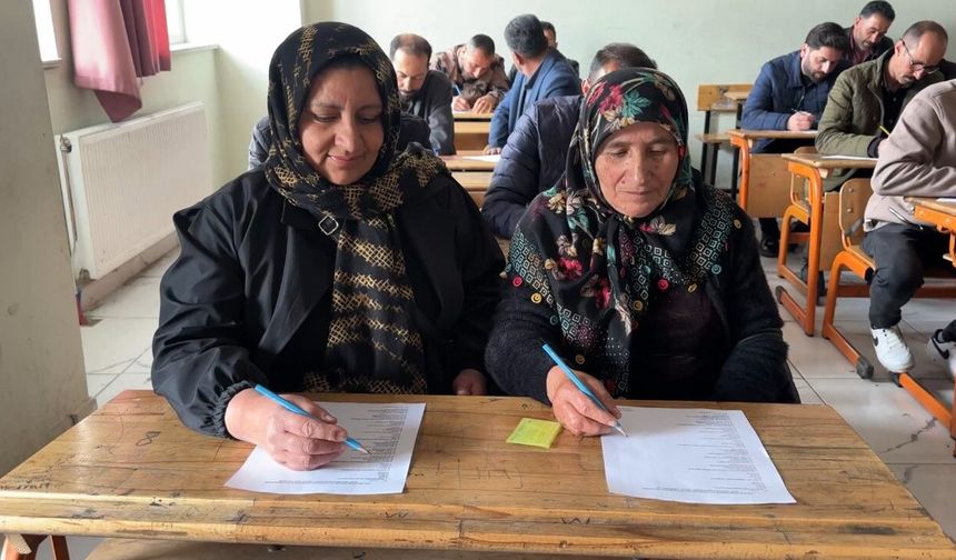 Yüksekovalı çiftçiler bu kez sıralarda ter döktü