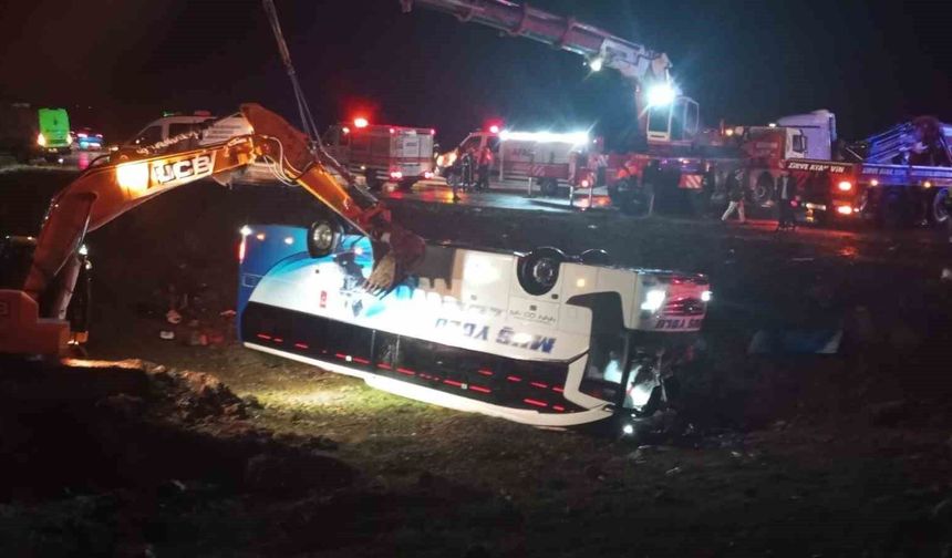Yolcu otobüsü devrildi: 4 ölü, çok sayıda yaralı