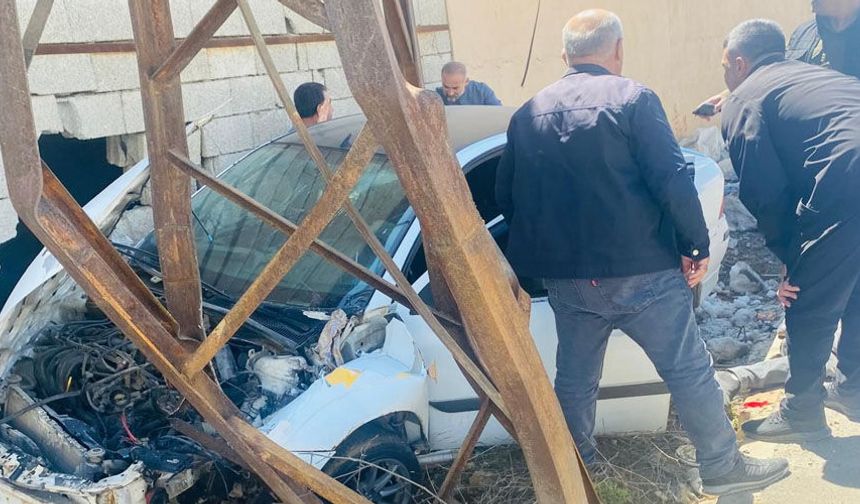 Yüksekova’da korkutan Kaza: Araç Direğe ve Duvara Çarptı, 3 Yaralı