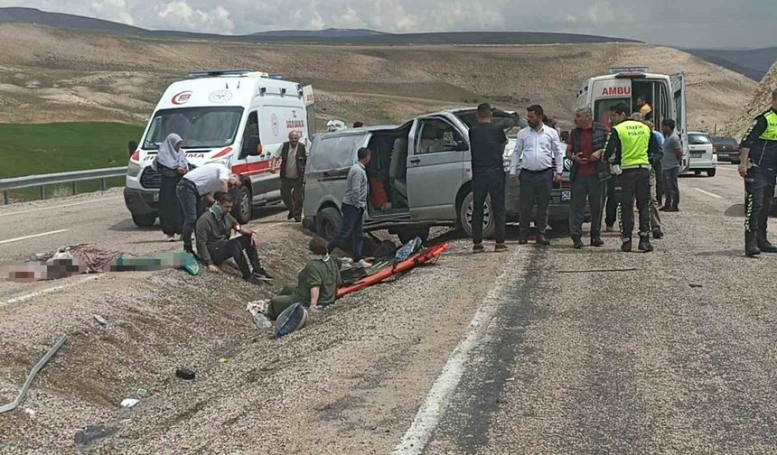 Bayram Tatiline Giden Aile Feci Kaza Yaptı: 1 Ölü, 8 Yaralı