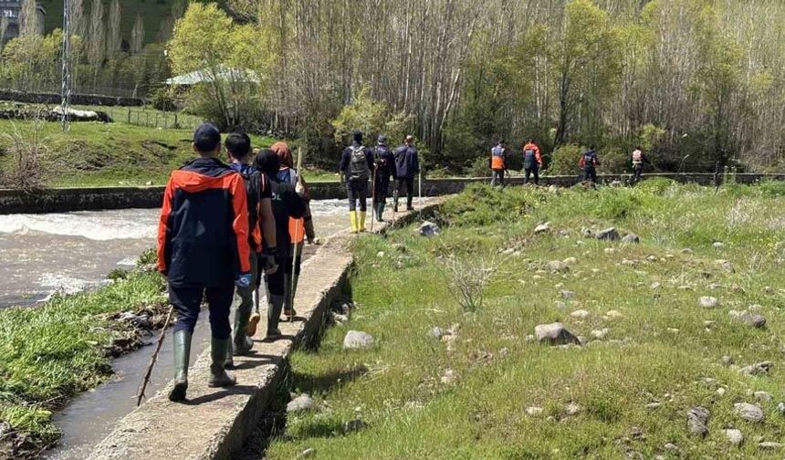 Bingöl’de kayıp emekli öğretmeni 229 personel arıyor