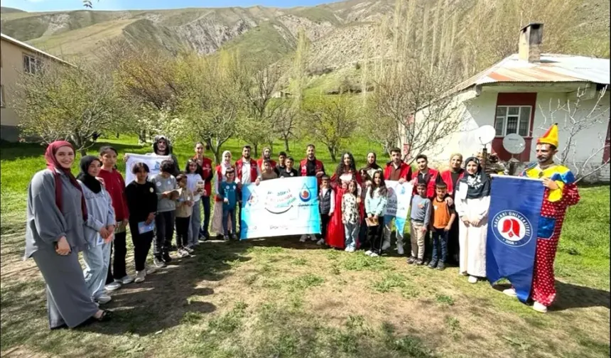 Hakkâri Üniversitesi Öğrencilerinden Demirli Köyü Çocuklarına Moral Ziyareti