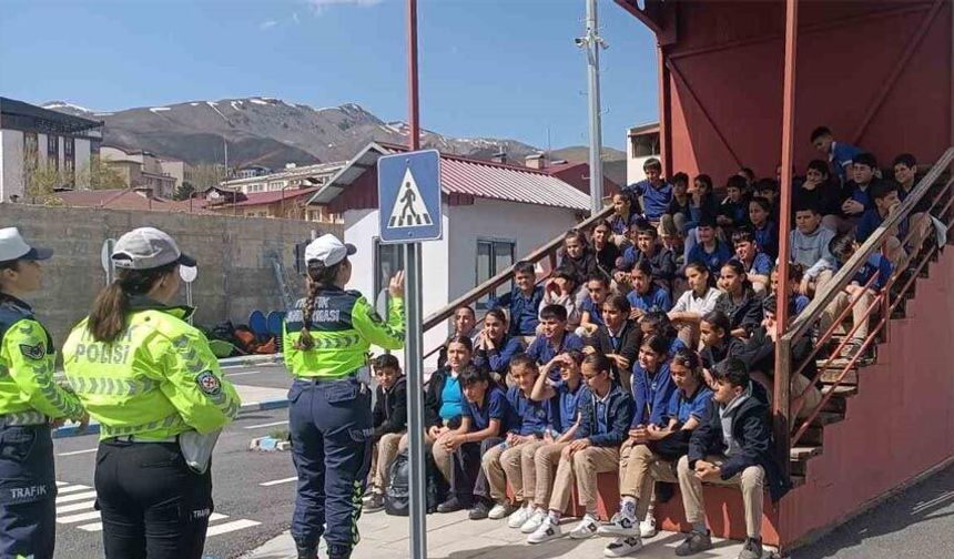 Hakkari polisinden çocuklara trafik eğitimi