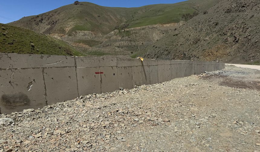 Yüksekova'da Heyelan Riskine Karşı Perde Duvar Önlemi