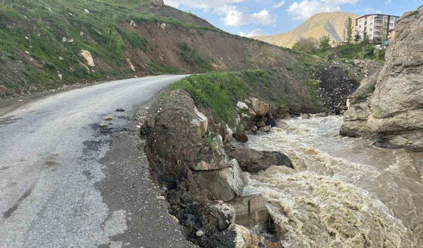 Hakkari’de iki mahalleyi bağlayan yol çöktü