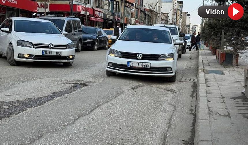 Yüksekova’da Cengiz Topel Caddesi’ndeki Çukurlar Sürücüleri Zorluyor