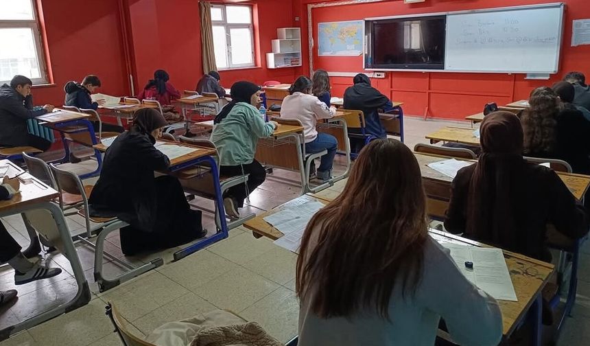 Yüksekova’da “Umre Ödüllü Gençlik Bilgi Yarışması”nda Dereceye Giren Öğrenciler Açıklandı