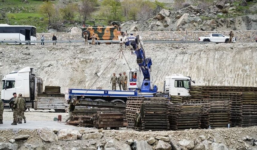 Yüksekova-Hakkari–Van Yolundaki Askeri Köprü Çalışmaları Sürüyor