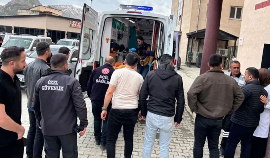 Hakkari’de Psikoloğa Bıçaklı Saldırı: Görev Başında Yaralandı